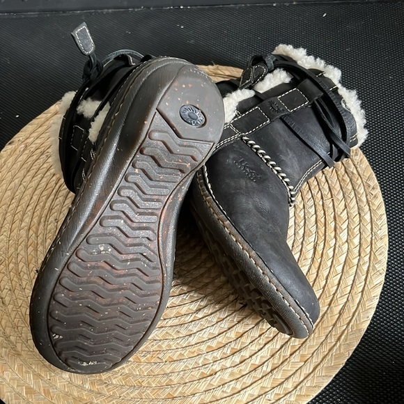 Ugg Kids Youth Leather Shearling Inside Boots Size 5 - Picture 10 of 10